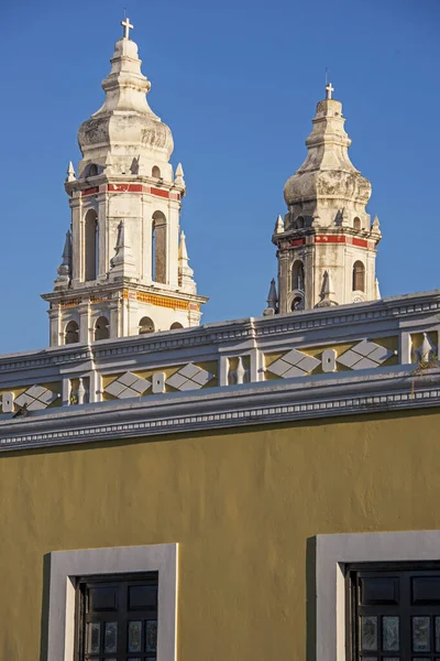 Steeples gêmeos da igreja — Fotografia de Stock