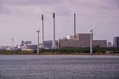 Denizin kenarında sanayi kompleksi