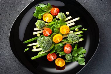 Yeşil soğanlı sebze salatası ve maydanoz.