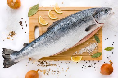 Baharatlı ve limonlu taze somon.