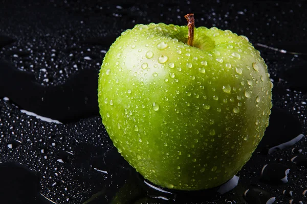 Green Apple with drops of rain, on the wet black glass — 스톡 사진