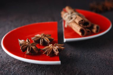Kırmızı bir tabakta tarçın ve anason.
