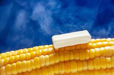 Bir parça tereyağlı haşlanmış mısır, buhar klüplerinde.