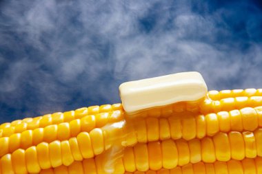 Bir parça tereyağlı haşlanmış mısır, buhar klüplerinde.