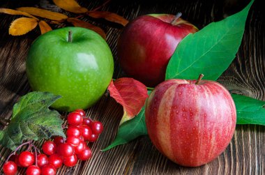 Potasyum çilekli kırmızı ve yeşil elmalar