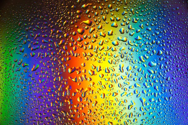 Reflejo del arco iris en las gotas de lluvia sobre el vidrio . — Foto de Stock