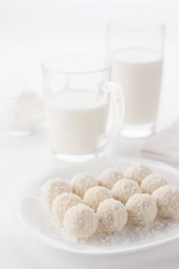 Hindistan cevizi parçacıkları serpiştirilmiş beyaz küçük kekler..