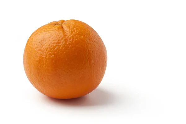 Corte naranja por la mitad sobre fondo blanco . —  Fotos de Stock