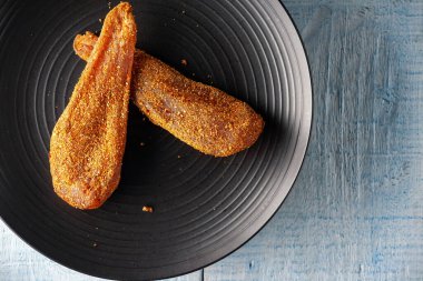 Acı soslu baharatlı tavuk ve biberiye filizi.