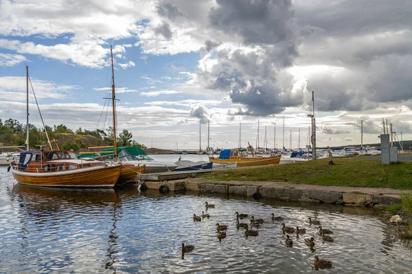 Lovely Cozy View Water Boats Dynamic Sky — Stock Photo, Image