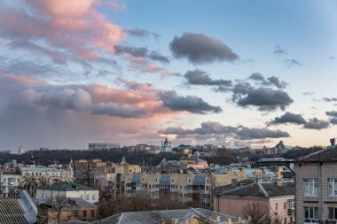 Gün batımında Kyiv ve Saint Andrew Kilisesi 'nin muhteşem manzarası