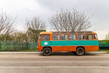 Ukrayna 'daki köyde eski bir otobüs
