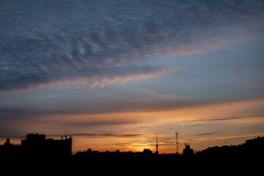 Şehirde göz kamaştırıcı, muhteşem, güzel bir gün batımı.