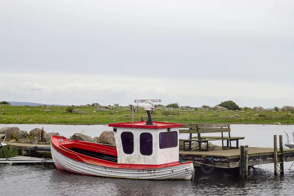 Old Little Boat Moored Wooden Pier Grey Day — Stock Photo, Image