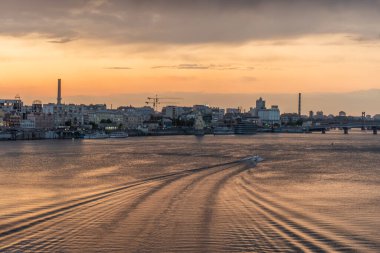 Büyüleyici, şaşırtıcı, güzel gün batımı Kyiv, Dnipro nehrinin tarihi bölgesinin manzarası.
