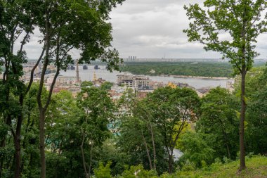Kyiv 'in antik bir turizm bölgesindeki tepeden inanılmaz bir manzara.