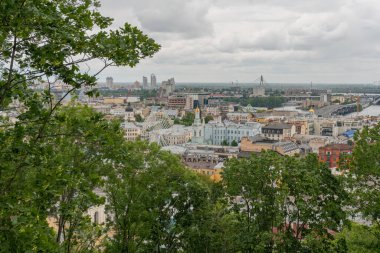 Kyiv 'in antik bir turizm bölgesindeki tepeden inanılmaz bir manzara.
