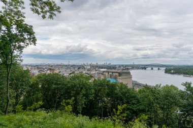 Kyiv 'in antik bir turizm bölgesindeki tepeden inanılmaz bir manzara.