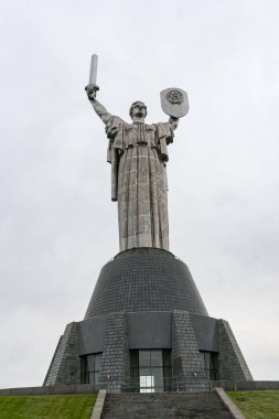 Sovietik heykel, Ukrayna, Kyiv 'de bir kalkanı ve kılıcı olan Anavatan anıtı.
