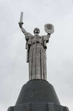 Sovietik heykel, Ukrayna, Kyiv 'de bir kalkanı ve kılıcı olan Anavatan anıtı.