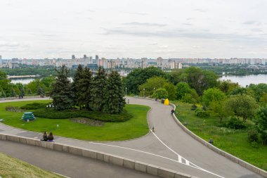 Kyiv 'in merkezinde güzel bir manzara, iş ve konut binaları, şehirde doğa, köprü ve Dniepr nehri