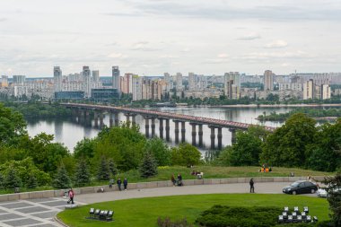 Kyiv 'in merkezinde güzel bir manzara, iş ve konut binaları, şehirde doğa, köprü ve Dniepr nehri