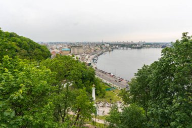 Kyiv 'in merkezinde güzel bir manzara, iş ve konut binaları, şehirde doğa, köprü ve Dniepr nehri
