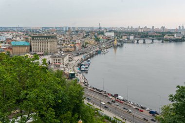 Kyiv 'in merkezinde güzel bir manzara, iş ve konut binaları, şehirde doğa, köprü ve Dniepr nehri