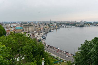 Kyiv 'in merkezinde güzel bir manzara, iş ve konut binaları, şehirde doğa, köprü ve Dniepr nehri