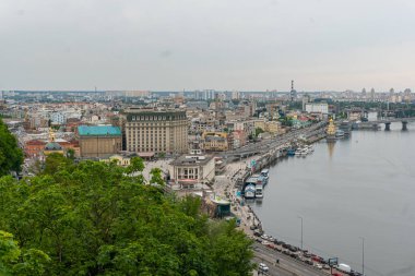 Kyiv 'in merkezinde güzel bir manzara, iş ve konut binaları, şehirde doğa, köprü ve Dniepr nehri