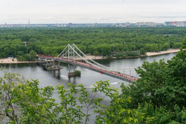 Kyiv 'in merkezinde güzel bir manzara, iş ve konut binaları, şehirde doğa, köprü ve Dniepr nehri