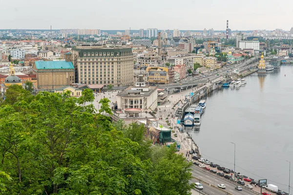 Kyiv 'in merkezinde güzel bir manzara, iş ve konut binaları, şehirde doğa, köprü ve Dniepr nehri