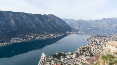 Karadağ 'ın eski ve yeni Kotor kentinin üst manzarası