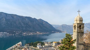 Karadağ 'ın eski ve yeni Kotor kentinin üst manzarası