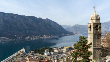 Karadağ 'ın eski ve yeni Kotor kentinin üst manzarası