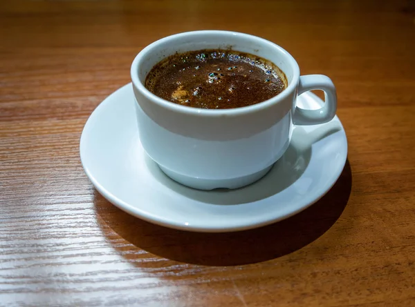 Taça Branca Com Café Preto Uma Mesa Madeira — Fotografia de Stock