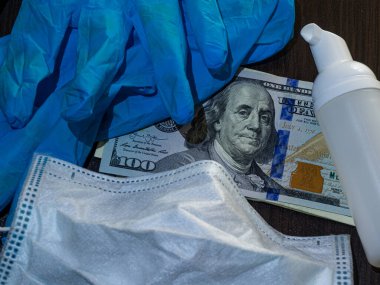 Banknot dezenfeksiyonu. Banknotta dezenfektan şişesi.