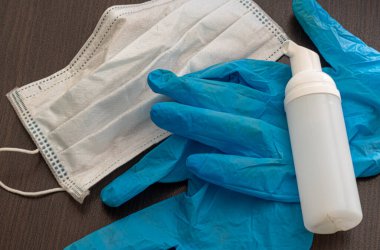 Tıbbi maske eldiveni ve dezenfektan
