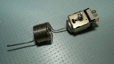 Dondurucular için termostat. Buzdolabı için detay, termal röle
