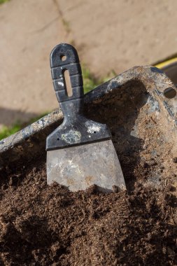 Kirli kullanılmış spatula bahçede yerde.