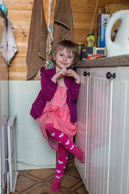 Fakir elbiseli bir kız kırsal kesimde, Rusya 'da duruyor..