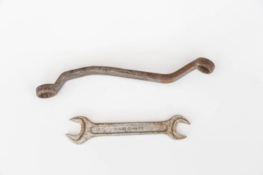 Beyaz arkaplanda eski kullanılmış yüzük anahtarı ve İngiliz anahtarı 