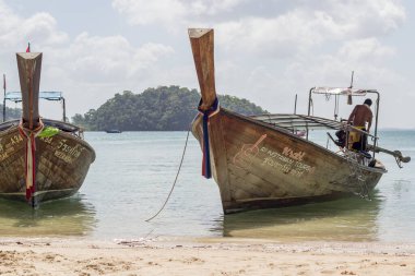 Railay Plajı, Tropikal plaj Geleneksel uzun kuyruk teknesi ve Tayland Denizi