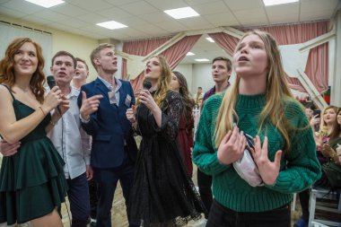 Balashikha, Rusya - 15 Şubat 2015, Heyecanlı gençler şarkı söyleyip dans ediyorlar