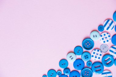 Renkli dikiş düğmeleri ile düz yatıyordu, model al, üst görünüm.