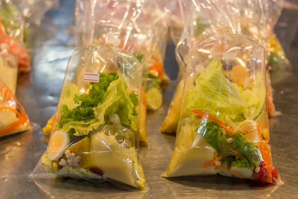 Comida local em saco plástico, Tailândia . — Fotografia de Stock