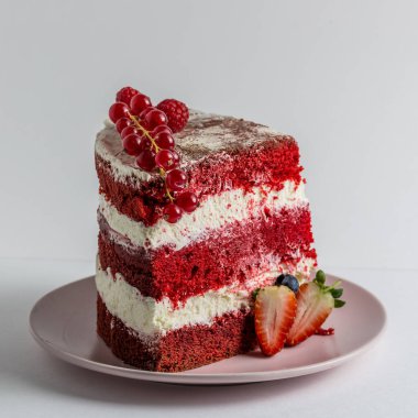 Lezzetli ev yapımı, kremalı, çilekli kadife pasta. .