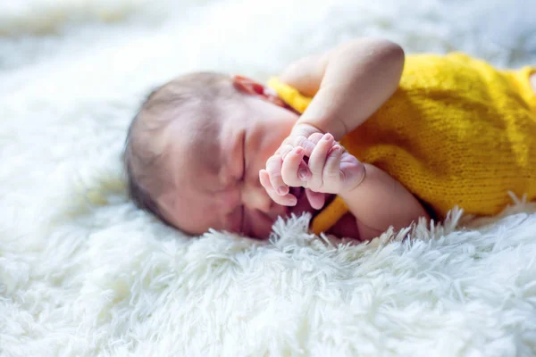 Hübscher neugeborener Junge auf textilem Hintergrund. — Stockfoto