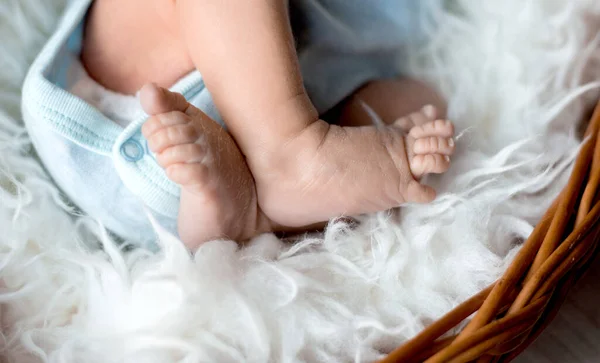Csinos újszülött fiú textil háttér. — Stock Fotó