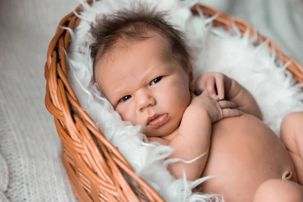 Pěkný novorozenec chlapeček na textilním pozadí. — Stock fotografie